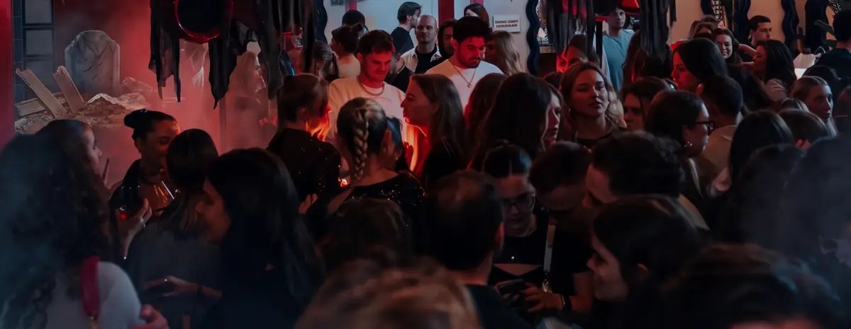 The crowd at Günter – red light, fog and cobwebs