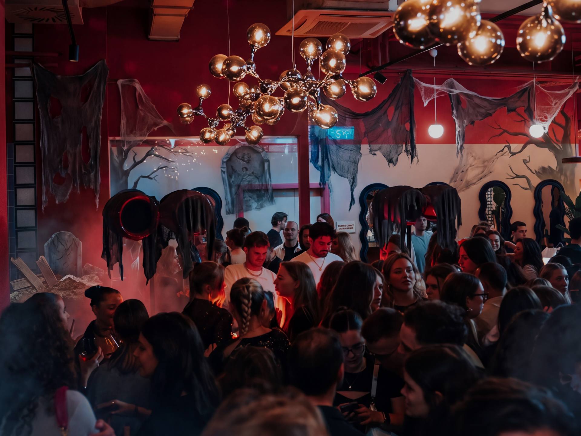 Guests in costume at Günter, red light and fog